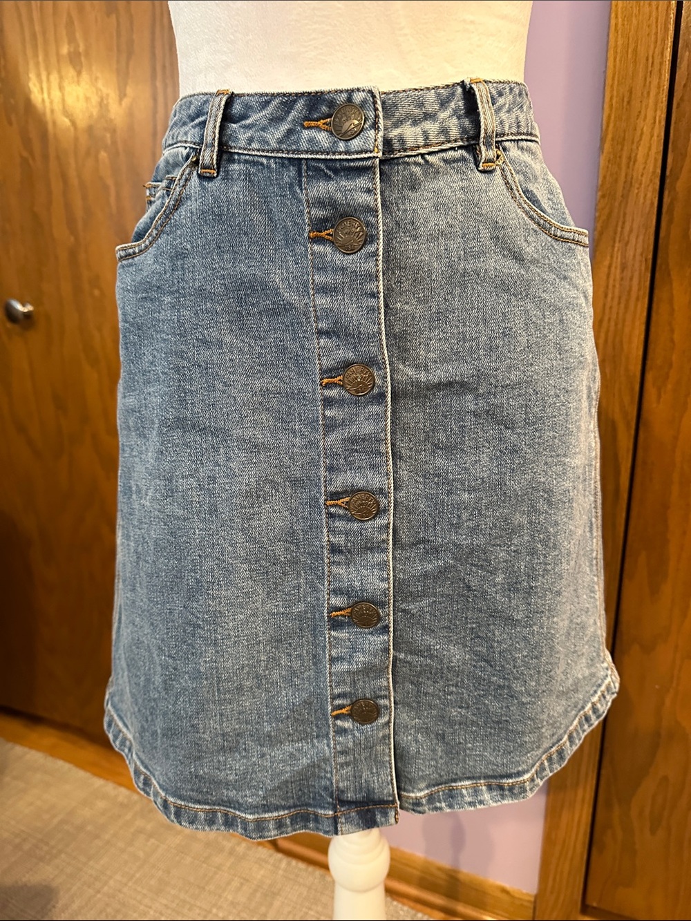 Faherty Classic Blue A-Line Button-Front Denim Skirt size medium.